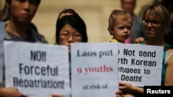 韩国人权团体在老挝驻首尔大使馆前抗议老挝把9名朝鲜难民遣返中国(2013年5月31日)