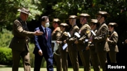 韩国总统文在寅2021年12月13日访问堪培拉检阅澳大利亚仪仗队(路透社)