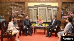 中国国家主席习近平和夫人彭丽媛,朝鲜国务委员会委员长金正恩和夫人李雪主在北京会见(2018年3月28日发布的照片)。