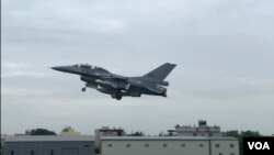 经改装升级的F-16V战机参加了汉光35号演习战备道战机起降演练。(美国之音萧洵)