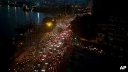 Xe cộ một buổi tối tháng 11 ở Sài Gòn, dọc sông Sài Gòn.