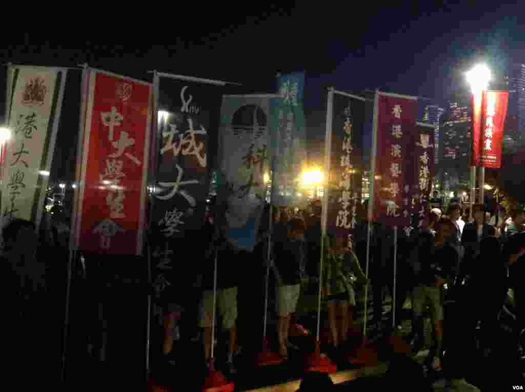 集会开始前，现场已聚集约千人(美国之音海彦拍摄)