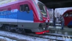 列车车身上用20种语言写着”科索沃是塞尔维亚的“