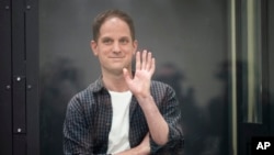 Репортер The Wall Street Journal Еван Гершкович в залі суду в Першому апеляційному суді загальної юрисдикції в Москві, 23 квітня 2024 року. Суд над репортером відбудеться у місті Єкатеринбург 26 червня, повідомила влада 13 червня 2024 року. (Фото: AP/Олександр Земляніченко)