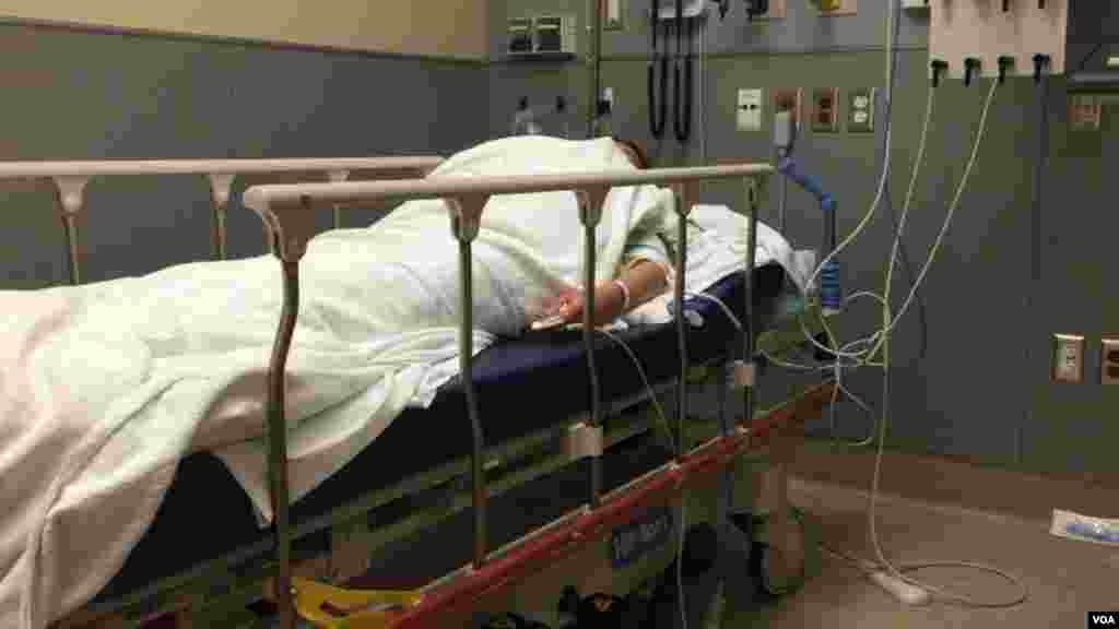 马永田在中国驻美国大使馆前绝食抗议(2015年12月9日美国之音渔沐拍摄)