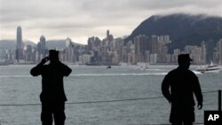 美国核动力航母乔治·华盛顿号抵达香港后美国水兵在拍照 (资料照片)