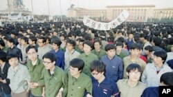 1989年4月22日,中国学生清晨在天安门广场手挽着手团结一致。