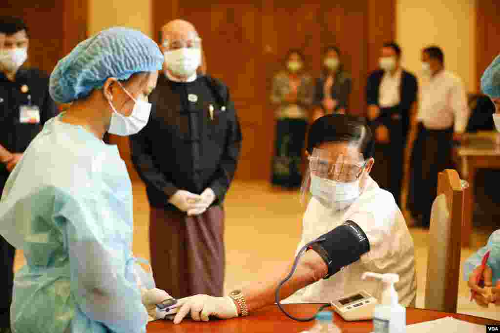 တတိယအကြိမ် လွှတ်တော် တက်ရောက်မည့် ပြည်သူ့လွှတ်တော် ကိုယ်စားလှယ်များကို COVID ကာကွယ်ဆေး စတင် ထိုးနှံသည့် မြင်ကွင်း။ (ဇန်နဝါရီ ၂၉၊ ၂၀၂၁)