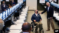 美国总统拜登和德克萨斯州州长阿博特视察哈里斯县紧急行动中心。(2021年2月26日)