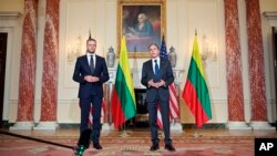 美国国务卿布林肯(图右)与立陶宛外交部长兰斯伯吉斯2021年9月15日在国务院进行会面。