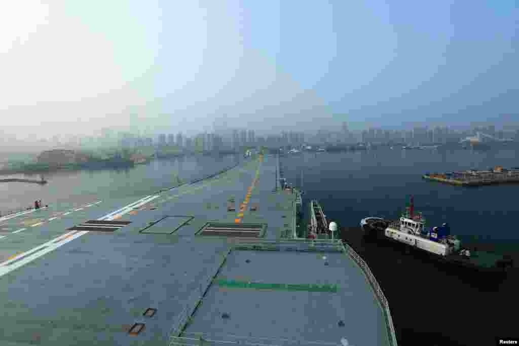 中国第一艘国产航空母舰,也是中国的第二艘航母,5月13日从大连造船厂码头启航,开始海试。 俄罗斯媒体上个月报道,中国可能最迟在2030年拥有6艘航母。中国航母工程总指挥胡问鸣在中国官方电视台上说,中国目前已经跻身于世界先进航母行列。中国目前拥有的已经服役的航母“辽宁舰”是在前苏联“瓦良格”号基础上建造的。