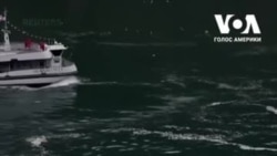 Бути на такому човні не дуже безпечно. Канадійці глузують з американців на Ніагарському водоспаді. Відео Бути на такому човні не дуже безпечно. Канадійці глузують з американців на Ніагарському водоспаді. Відео