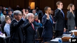 包括前司法部长迈克尔·穆凯西在内的一组证人在参议院司法委员会前宣誓,准备在有关最高法院操守标准的听证会上作证。(2023年5月2日)A