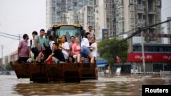 河南郑州暴雨后居民乘船疏散。(2021年7月23日)