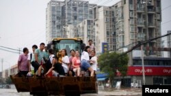 河南郑州暴雨后居民乘船疏散。(2021年7月23日)