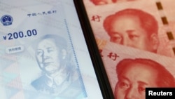 中国数字货币在手机上的官方应用程序与人民币百元钞。(2020年10月16日)