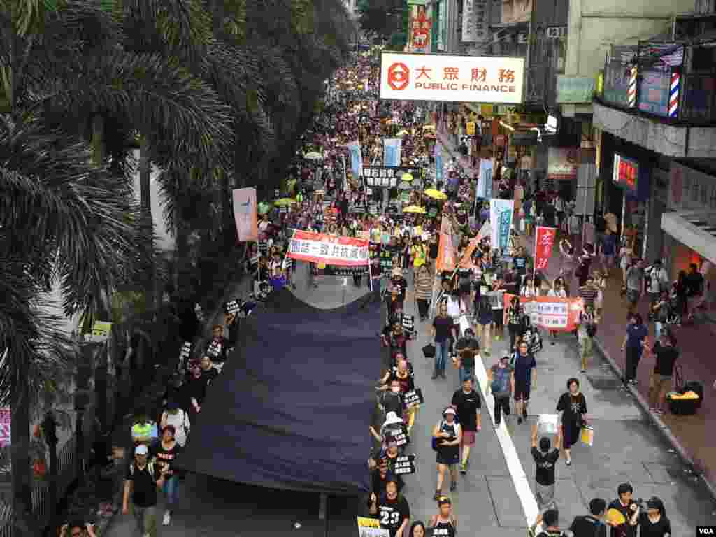 香港几十个政党和团体在中国十一国庆当天下午,举行反威权大游行,抗议政治打压,要求律政司司长袁国强下台。数以万计的港人走上街头,表达反对他们看来的来自北京和香港特区政府的威权打压。