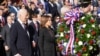 Presiden AS Joe Biden didampingi Wapres Kamala Harris pada upacara Hari Veteran untuk menghormati para prajurit yang gugur di TMP Arlington, Virginia, hari Senin (11/11).