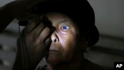 Hình minh họa - Một bệnh nhân được kiểm tra mắt trước khi phẫu thuật cườm khô (mổ cataract).