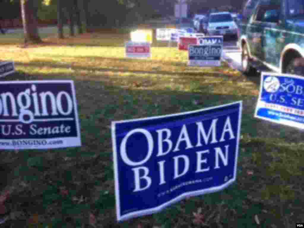 马里兰州某投票站门口的草地上插着候选人的竞选标语,其中包括为奥巴马和拜登拉票的标语 (美国之音张洸华拍摄)