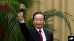 温家宝在今年十一国庆宴会上讲话后举杯 (资料照片)