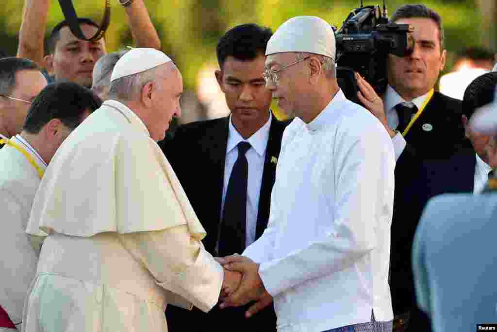 Pope Francis shakes hands with Myanmar's President Htin Kyaw as he arrives at Presidential Palace in Naypyitaw, Nov. 28, 2017.