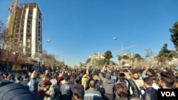 ငွေကြေး ဖောင်းပွမှုကြောင့် အီရန်မှာ ဆန္ဒပြကြစဉ်။