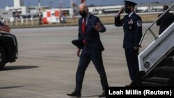 拜登总统走下"空军一号"专机,参加宣言1万9千亿美元的新冠疫情救助方案的活动。(2021年3月23日)