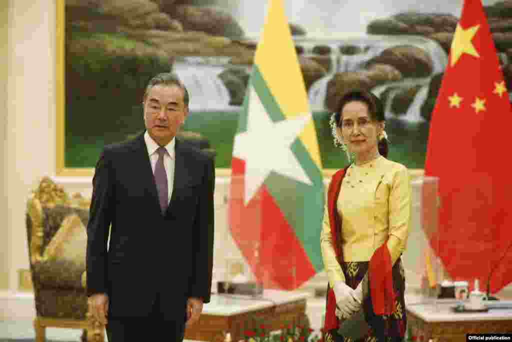 နိုင်ငံတော်အတိုင်ပင်ခံပုဂ္ဂိုလ် ဒေါ်အောင်ဆန်းစုကြည်နဲ့ တရုတ်နိုင်ငံခြားရေးဝန်ကြီး Wang Yi တို့ တွေ့ဆုံတဲ့ မြင်ကွင်း။&nbsp;