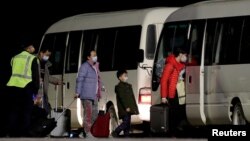 Người Australia từ Vũ Hán trở về lên xe buýt tại phi trường đảo Christmas, Australia, ngày 6/2/2020.