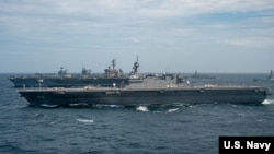 美国海军公布的照片显示,英国皇家海军“伊丽莎白女王”号航母、美国海军“卡尔·文森”号航母与日本海上自卫队“加贺”号直升机航母一道参加“海上合作伙伴关系演习”。(2021年10月17日)