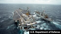 美国罗斯福号航空母舰(1995年,美国国防部照片)
