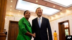 2015年8月28日,美国国家安全事务顾问(左)与中国国务委员杨洁篪在北京钓鱼台国宾馆握手。(资料照片)