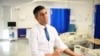 Tân thủ tướng Sunak thăm một bệnh viện tại London.