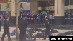 北京王府井街头几十人喝农药自杀(网络图片)