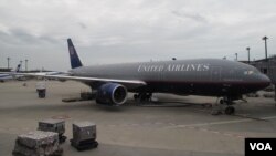 东京成田国际机场停机坪上的一架美联航班机。(资料照)