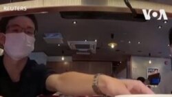 ဂျပန်ဘားဆိုင်က စက်ရုပ်စားပွဲထိုး ဂျပန်ဘားဆိုင်က စက်ရုပ်စားပွဲထိုး