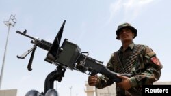 资料照片:阿富汗政府军人在美军撤离后在一个空军基地站岗(2021年7月5日)