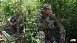 乌军战士在战斗前线休息片刻。(法新社2024年4月28日)