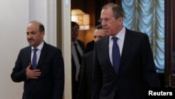 2014年2月4日,俄罗斯外长拉夫罗夫(右)和叙利亚反对派全国联盟主席贾巴尔抵达莫斯科的会晤地点。