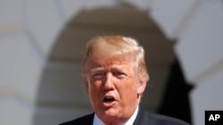 美国总统川普在白宫南草坪(2018年8月22日)