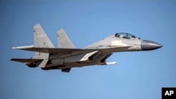 资料照片:这张由台湾国防部公布的未注明日期的照片中,中国解放军空军的歼-16战斗机正在飞行。飞机具体位置不详。