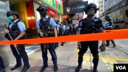 香港警察6月28日在旺角弥敦道一带针对网民发起的静默游行严密布防,有区议会形容是变相宵禁。 (美国之音/汤惠芸)