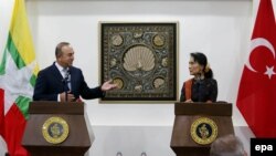 တူရကီနိုင်ငံခြားရေးဝန်ကြီး Mevlut Cavusoglu နဲ့ မြန်မာ နိုင်ငံခြားရေး ဝန်ကြီး ဒေါ်အောင်ဆန်းစုကြည် တို့၏ သတင်းစာရှင်းလင်းပွဲ