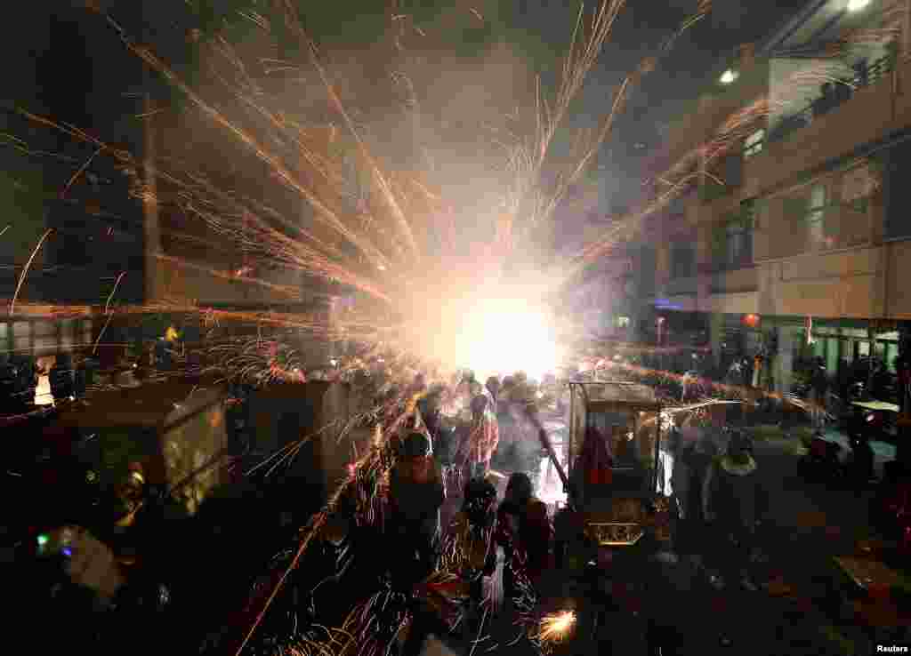 台南人在元宵节前放鞭炮（2015年3月4日）