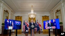 美国总统拜登在美白宫东厅内与澳大利亚总理莫里森和时任英国首相鲍里斯·约翰逊举行线上会晤,并就达成“美英澳三边安全伙伴关系”(AUKUS)发表讲话。(2021年9月15日)