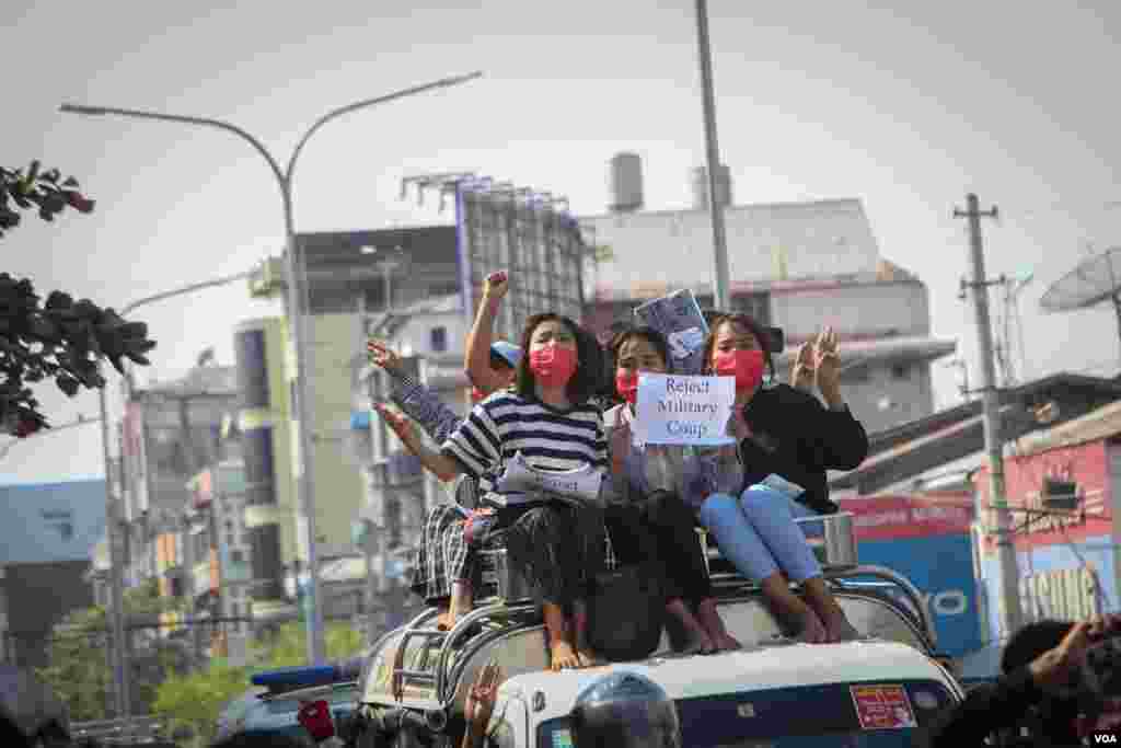 မန္တလေးမြို့က စစ်အာဏာသိမ်း ဆန့်ကျင်ဆန္ဒပြပွဲ မြင်ကွင်း။