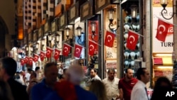 游人在伊斯坦布尔逛大巴扎市场。(2018年7月19日)