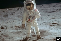 1969年7月20日,美国飞行员巴兹·奥尔德林(Buzz Aldrin)在阿波罗11号任务中在月球表面行走。