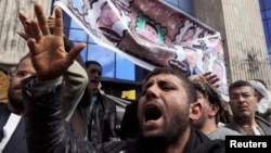 在埃及首都开罗,一名被绑架的埃及人质的家人参加示威。